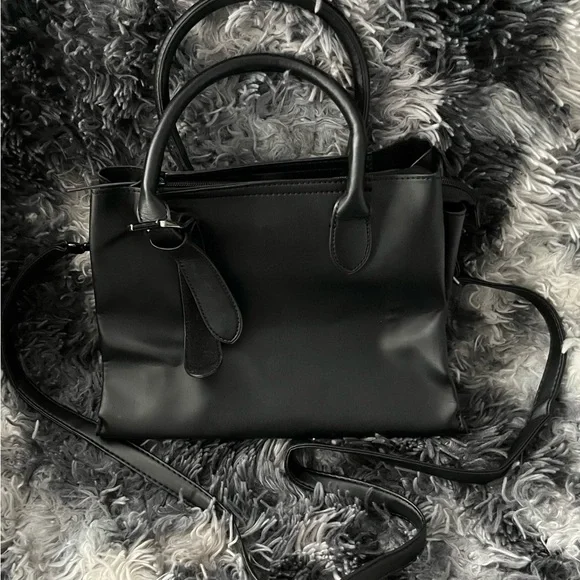 Almost Like New: Black Handbag With Arm Strap Zipper Button Style - Picture 6 of 9